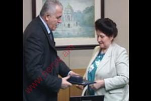 Օլեգ Եսայանը փոխանցում է Դ. Մոտրիչի մորը նրա ՀՀ Արիության մեդալը: